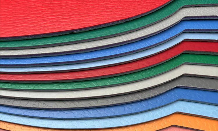 How does an embossed floor leather production line precisely replicate the textures of natural materials to achieve a lifelike visual effect?