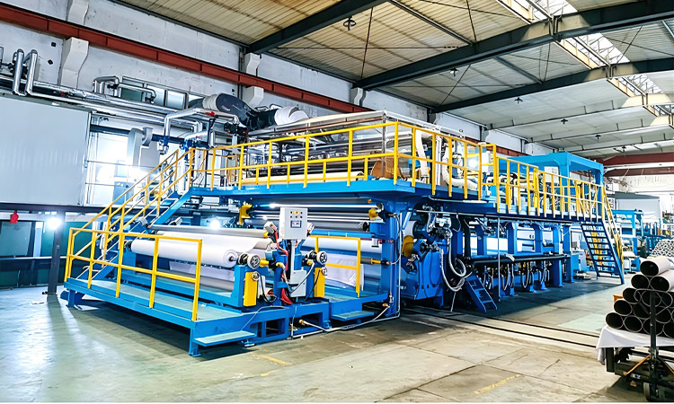 How should the feeding mechanism of a four-layer light box cloth laminating machine be designed to prevent the material from wrinkling?